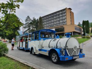 Na severovýchode Slovenska jazdia turistické vláčiky i autobus do poľskej Krynice